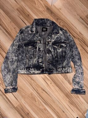 Almost Famous Women's Acid Wash Cropped Denim Jacket - Blue/Gray